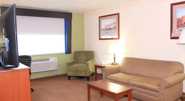 Двухместный люкс c 1 комнатой Holiday Inn Express & Suites Farmington Bloomfield by IHG
