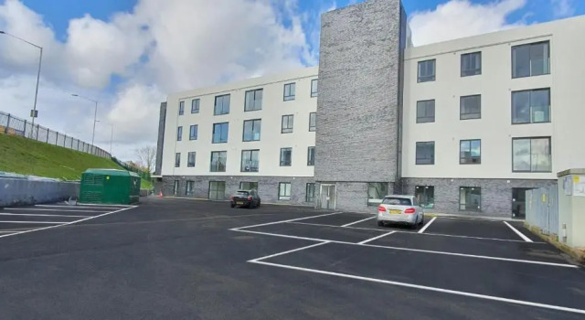 Stunning New Modern 2 Bedroom flat with Parking near Windsor Castle