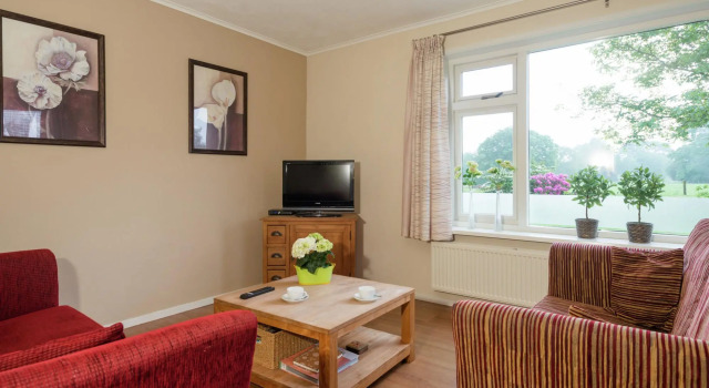 Quietly Located Holiday Home in Emst With Enclosed Garden, Rezerwuj Hotel Hotele w Emst z parkingiem, Parking