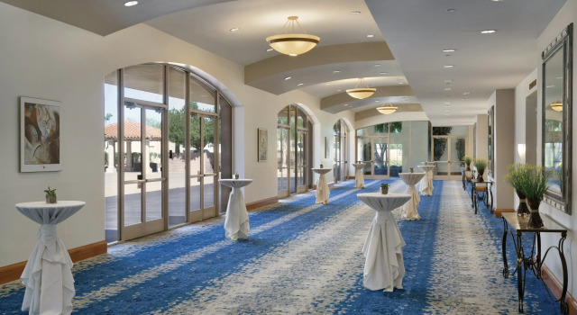 Embassy Suites by Hilton Scottsdale Resort, Забронировать Курортный отель Отели Скотсдейл с завтраком, рядом с Fiesta Bowl Museum, Завтраки