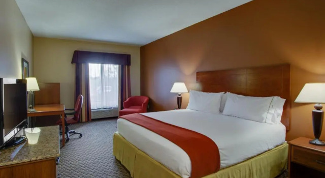 Люкс Holiday Inn Express Hotel & Suites Columbia-I-20 at Clemson Road by IHG