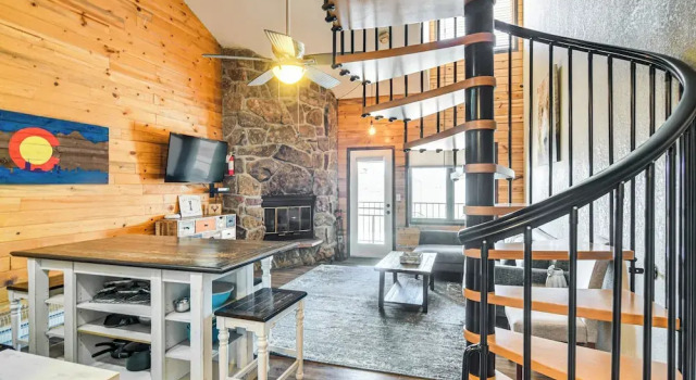 Rocky Mountain Retreat, Забронировать Апартаменты/квартира Отели Грэнби с парковкой, рядом с Granby Medical Center, Парковка
