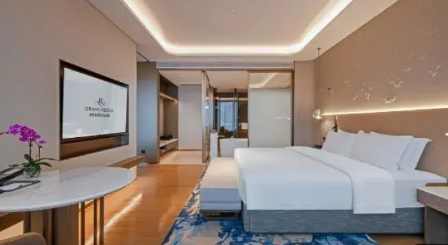Семейный люкс Deluxe с 2 комнатами Grand Rezen Hotel Castfast Dong Guan