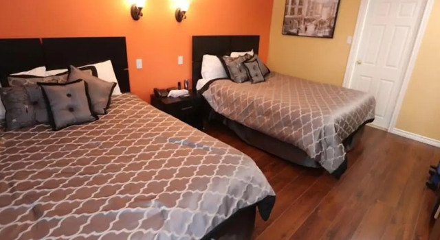 Twin Peaks Motel, Book Motel Napanee South Eastern Ontario