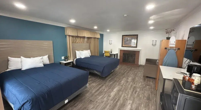 Четырёхместный номер Deluxe Town and Country Inn