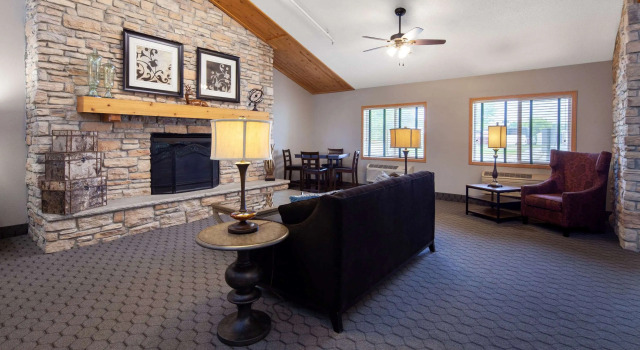 AmericInn Lodge & Suites - Northfield, Varaa Hotelli Hotellit Minnesota pysäköinnillä, Pysäköinti