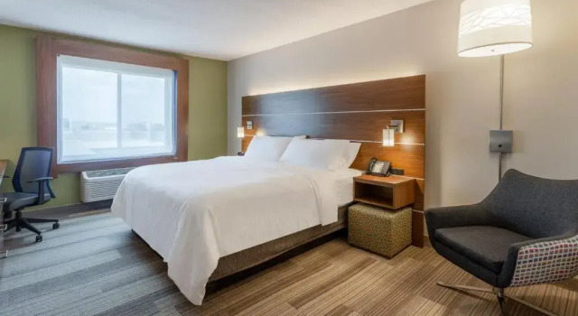 Люкс Holiday Inn Express Hotel & Suites Burlington by IHG