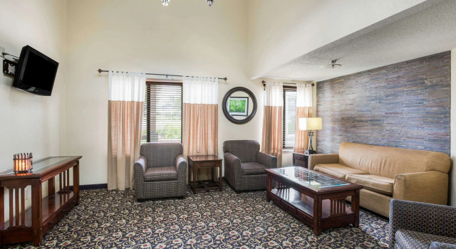 Quality Inn & Suites Lawrence - University Area, Reserva ahora Hotel Hoteles en Menoken con aparcamiento, Aparcamiento