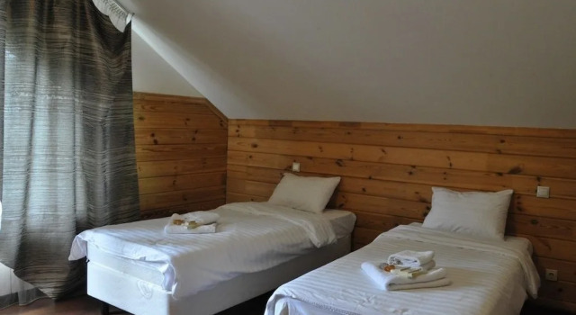 ECO House, Rezervovat Hotel Hotely v ZAO Area s parkováním, Parkování