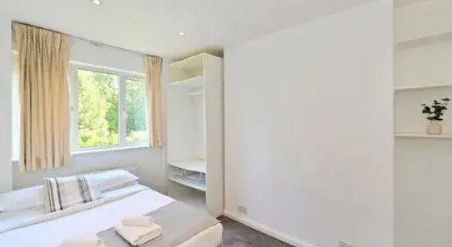Stylish 3-Bedroom in Maida Vale, Забронировать Отель Отели Большого Лондона с парковкой, Парковка