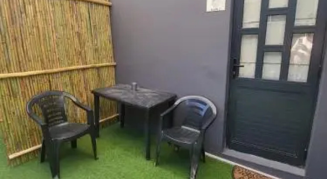 The Lions Den, Prenota Hotel George George