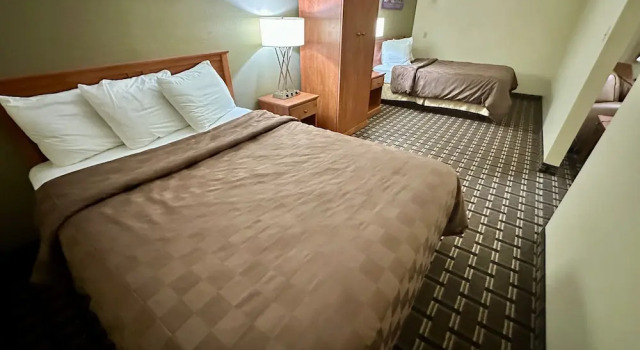 Четырёхместный полулюкс FairBridge Inn & Suites Kellogg
