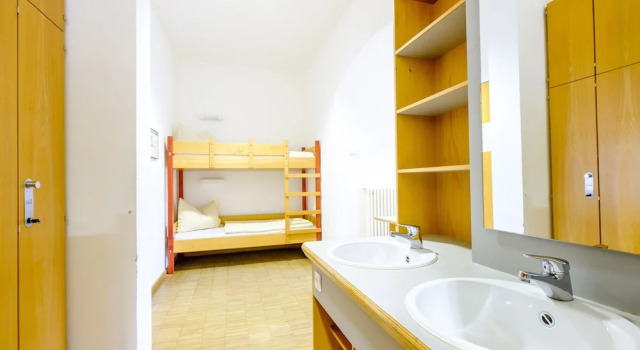 Кровать в общем номере (женский номер) HI Hostel Jugendherberge Passau