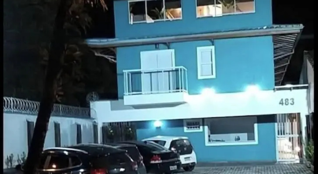 Pousada Solarium Flats Itagua Próximo ao Aquário e a Praça da Baleia, Забронировать Апартаменты/квартира Отели Убатуба с парковкой, рядом с Praia do Itagua, Парковка