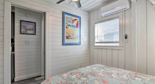 2 Blocks to Surfside Beach: A-frame Home w/ Deck, Book Feriehus Sommerhuse i Surfside Beach, Hytte