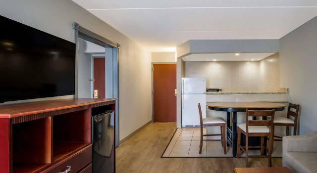 Двухместный люкс Clarion Inn & Suites Grand Rapids Airport