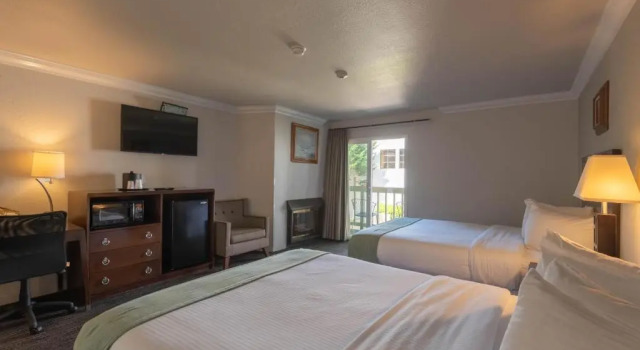 Четырёхместный номер Standard Cannery Row Inn