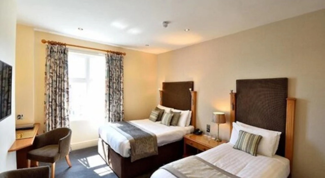 Номер Comfort Queens Court Hotel