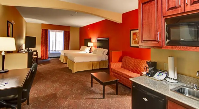 Четырёхместный люкс Holiday Inn Express Hotel and Suites Altus by IHG