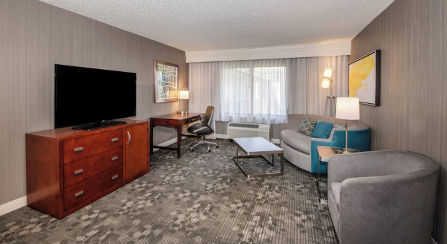 Люкс c 1 комнатой с балконом и с видом на внутренний двор Courtyard by Marriott Oakland Airport