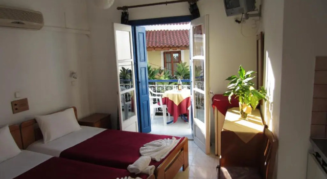 Студия с балконом и с красивым видом из окна Hotel Mariona