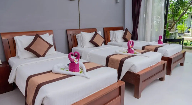 Трёхместный номер Superior с балконом и с видом на бассейн New Riverside Hotel