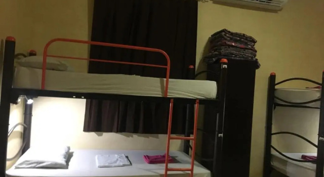 Кровать в общем номере Hostal La Ermita