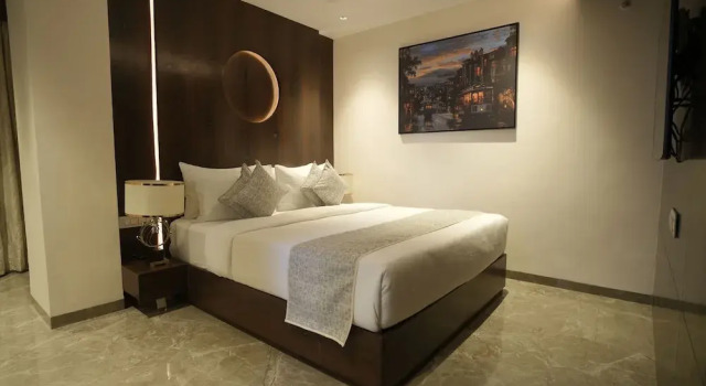 Люкс Ramee Tarang Hotel Indore