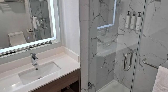 Четырёхместный номер Standard с балконом Comfort Hotel Vancouver Airport