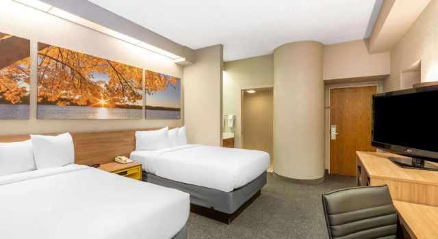 Четырёхместный люкс Days Inn by Wyndham Eagan Minnesota Near Mall of America