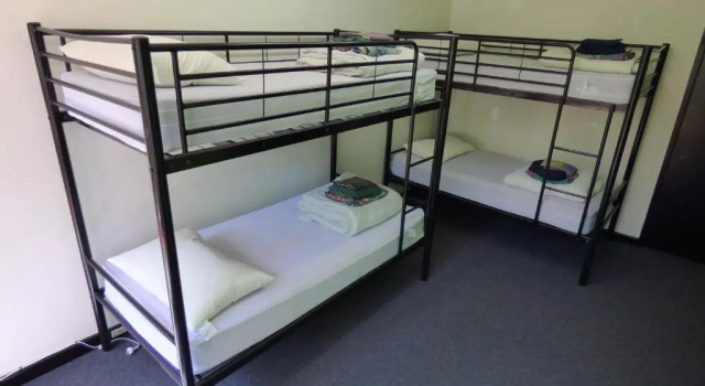 Кровать в общем номере Billabong Backpackers Resort