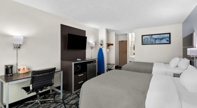 Четырёхместный номер Standard Quality Inn Northlake