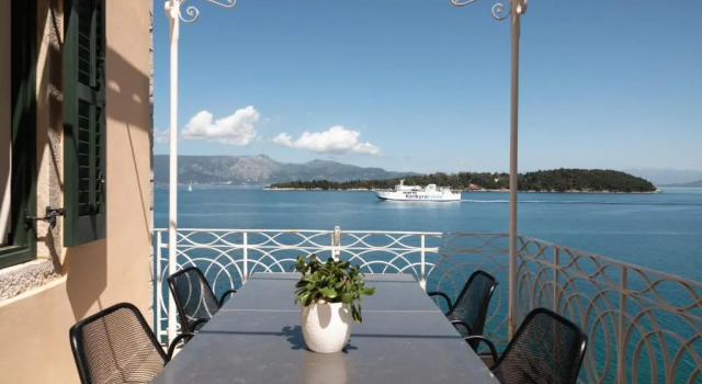 Коттедж The Corcyraean Luxury Seafront House & Yard