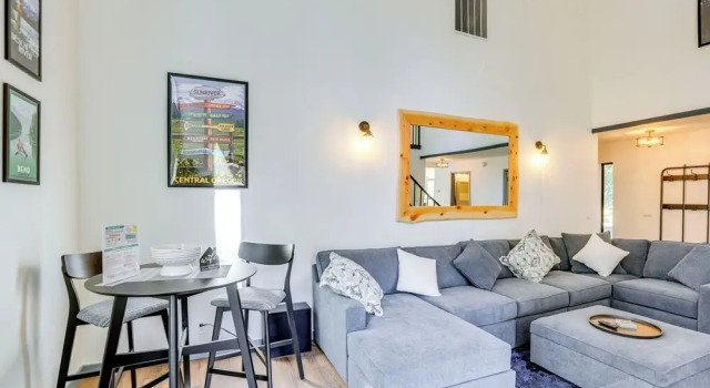 Hot Tub & Community Perks: Sunriver Retreat