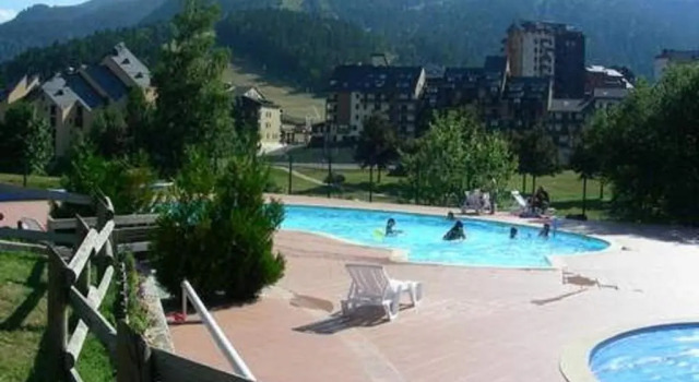 Un Isard au Pied des Pistes, Book Lejlighed Hoteller i Ax-les-Thermes med pool, Swimmingpool