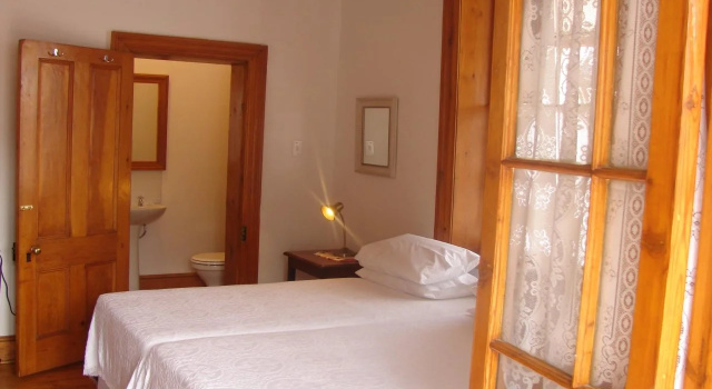 Advocates Manor Guest House, Забронировать Гостевой дом Гостевые дома Оудсхорн, рядом с Le Roux Dorpshuis Museum, Гостевой дом