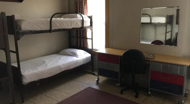 Кровать в общем номере (женский номер) Avenues Hostel