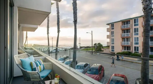 Двухместный номер Standard с балконом Tower 23 Hotel