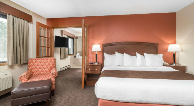 Двухместный люкс Deluxe AmericInn by Wyndham Bemidji