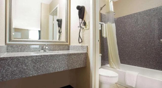 Номер Standard Quality Inn & Suites University Area