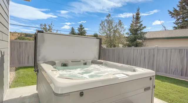 Коттедж Red Lodge Home w/ Private Hot Tub & Fire Pit!