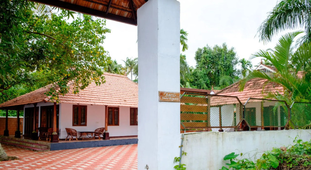 Saro Lake County Hotel