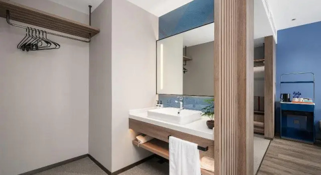 Двухместный люкс Holiday Inn Express Qingdao Hongdao Station by IHG - Qingdao International Airport