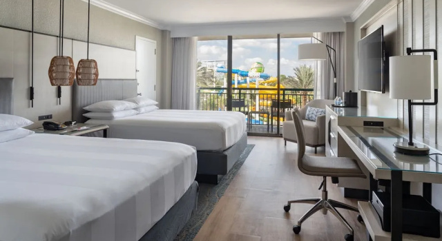 Четырёхместный номер с балконом и с видом на водный парк Orlando World Center Marriott