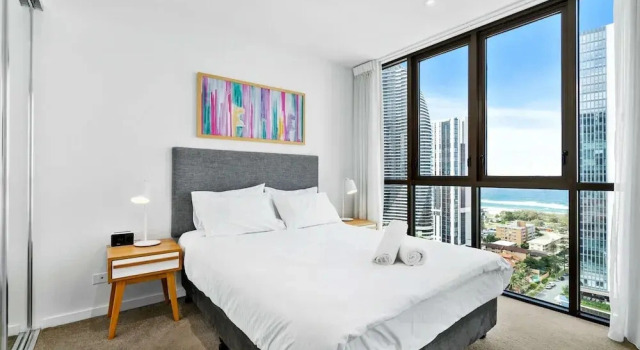 Elegant 2-bed With Stunning Views, Pool, Bbq, Gym