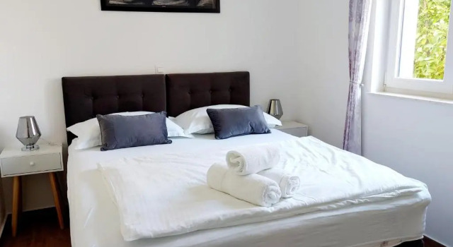Apartments Nika, Забронировать Апартаменты/квартира Отели Примоштен с бассейном, рядом с Частный Пляж «Виллы Мирьяна», Бассейн