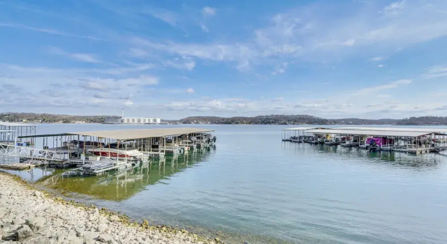 Апартаменты Waterfront Condo w/ Deck on Lake of the Ozarks!