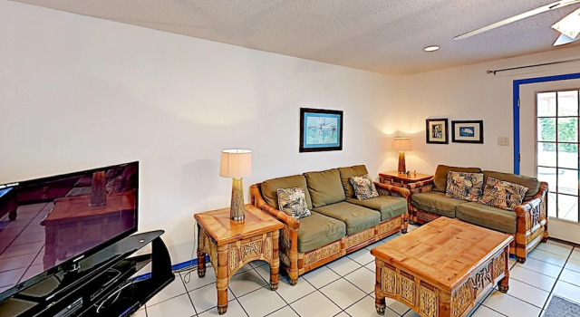 New Listing! Island W/ Pool, Walk To Beach 3 Bedroom Condo