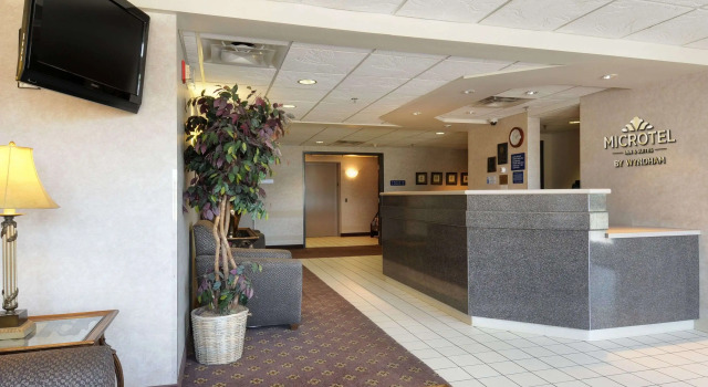 Microtel Inn and Suites by Wyndham MSP Airport Bloomington, Varaa Hotelli Hotellit Minnesota pysäköinnillä, Pysäköinti