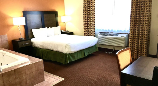 Двухместный номер Standard with Hot Tub Days Inn & Suites by Wyndham Traverse City
